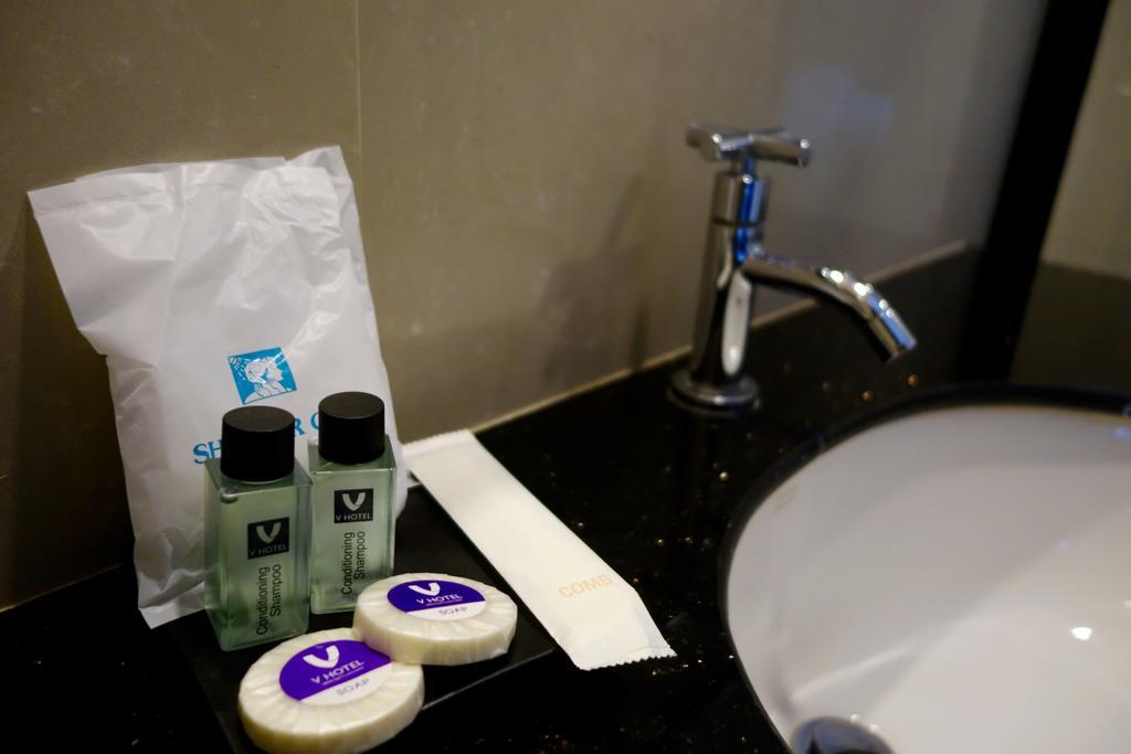 V Hotel Ubon Ratchathani Bagian luar foto