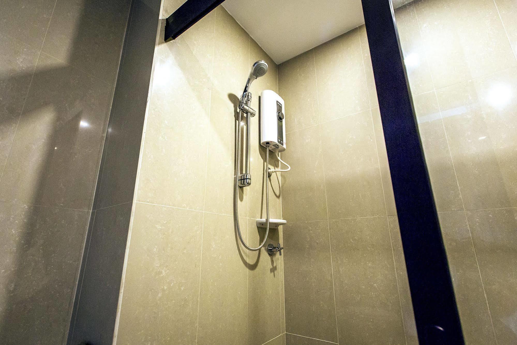 V Hotel Ubon Ratchathani Bagian luar foto