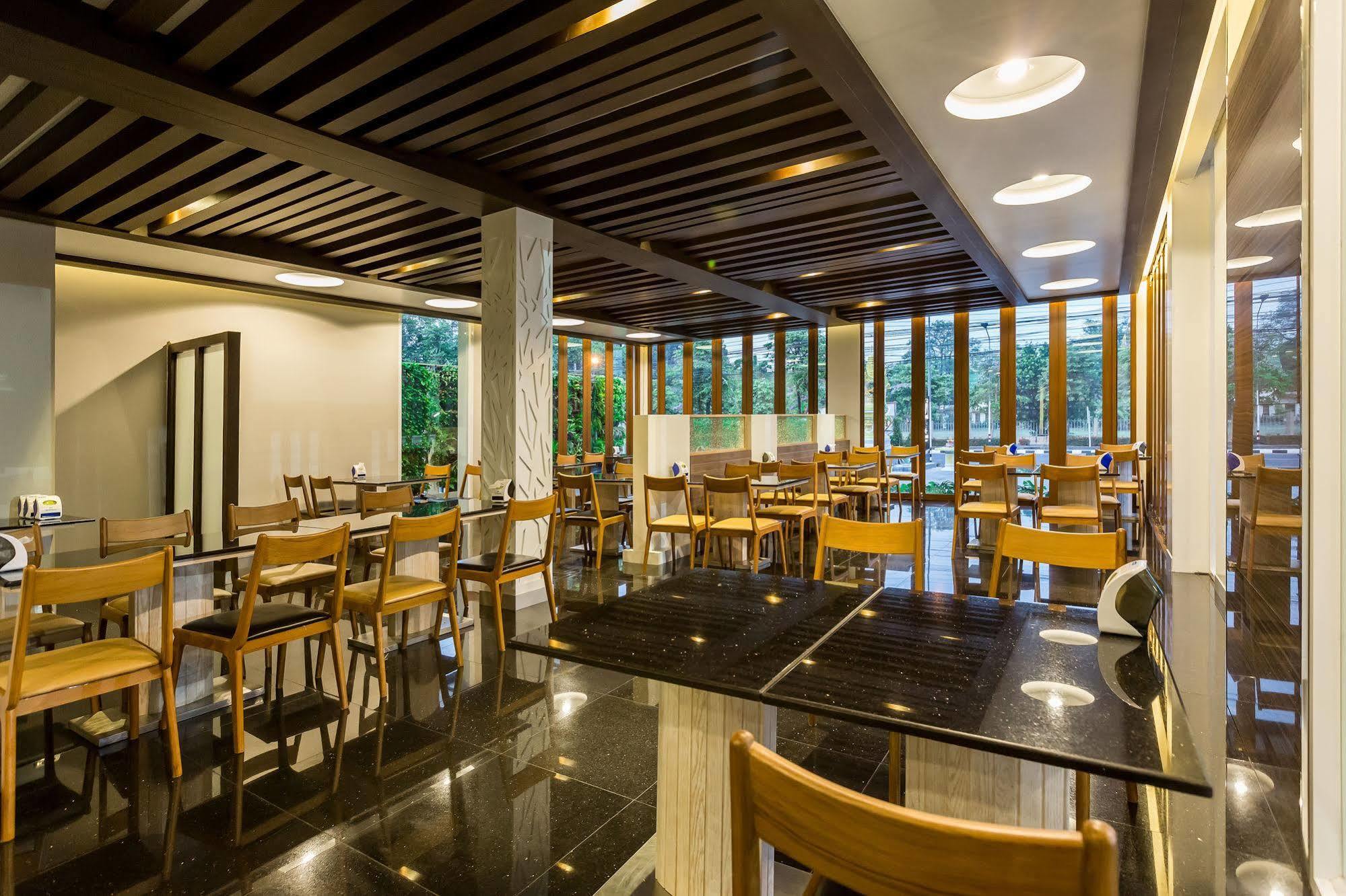 V Hotel Ubon Ratchathani Bagian luar foto